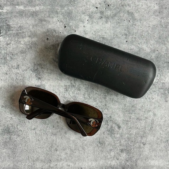 2000s CHANEL Brown Oversized Sunglasses w/ CC Logo Temples + Case - Picture 2 of 9